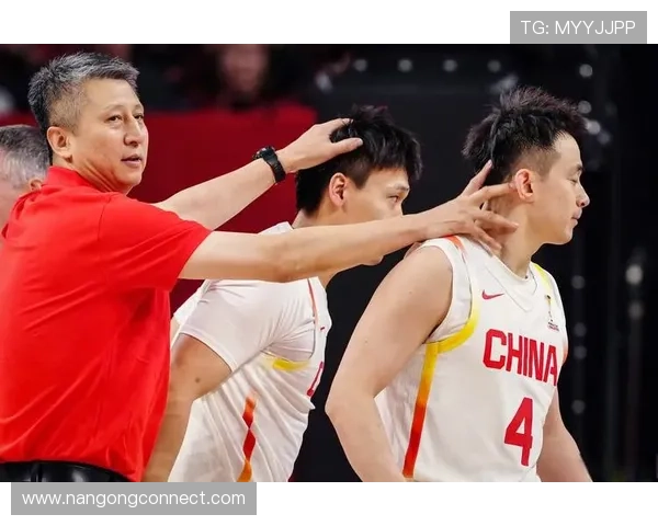 中国男篮关键比赛逆转取胜 展现新一代球员实力与团队默契