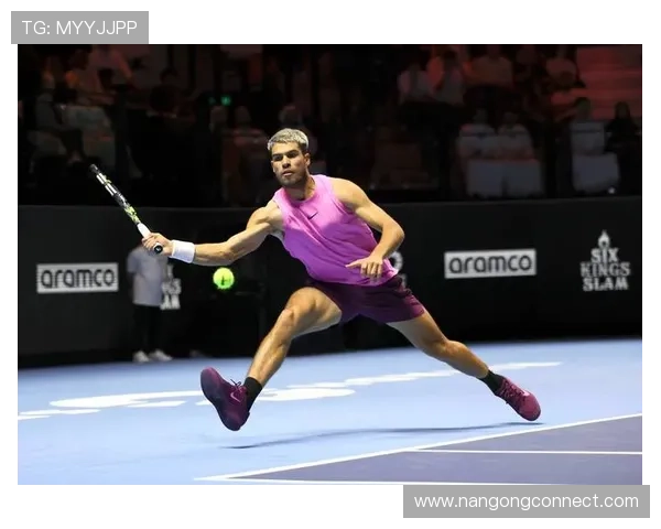 网球赛场最新动态：顶尖选手激战四大满贯争夺冠军