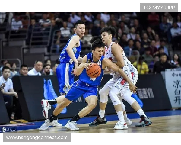 激烈对决落幕篮板争锋揭示最新赛季比分变化